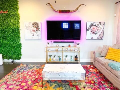 807 East 16th Street, Unit B Austin, TX 78702 - Photo 9 of 31 a living room with a couch and a flat screen tv