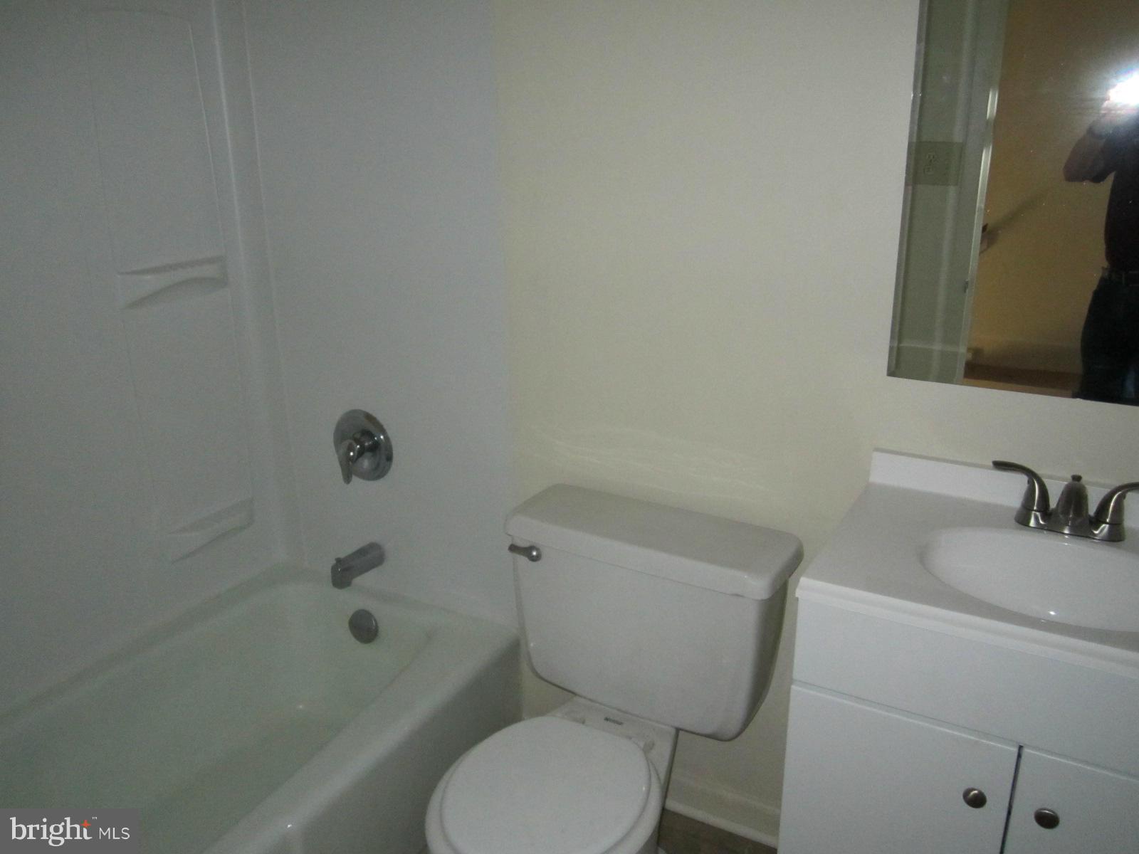 9529 Horizon Run Road, Unit 5A Gaithersburg, MD 20886 - Photo 14 of 24 2nd Floor Bath