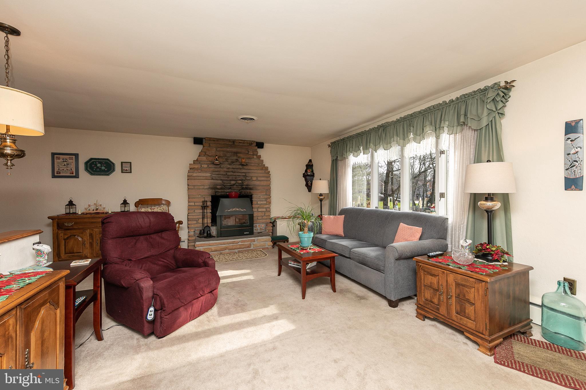 605 Raikes Road Huntingdon Valley, PA 19006 - Photo 11 of 37 living room main level