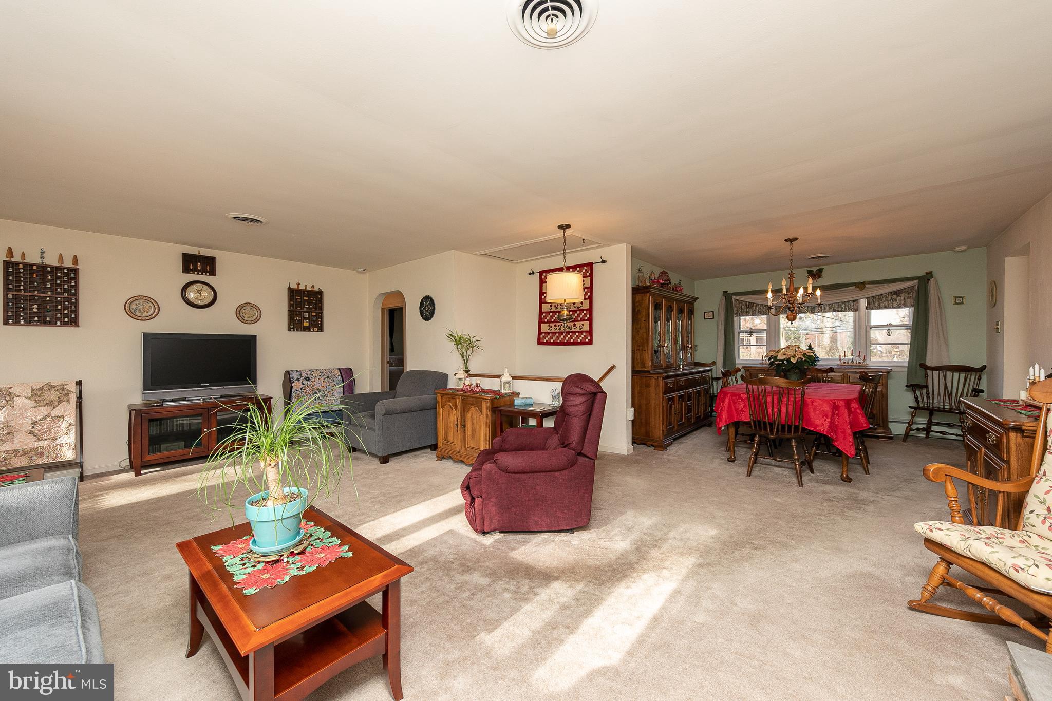 605 Raikes Road Huntingdon Valley, PA 19006 - Photo 13 of 37 family/dining room