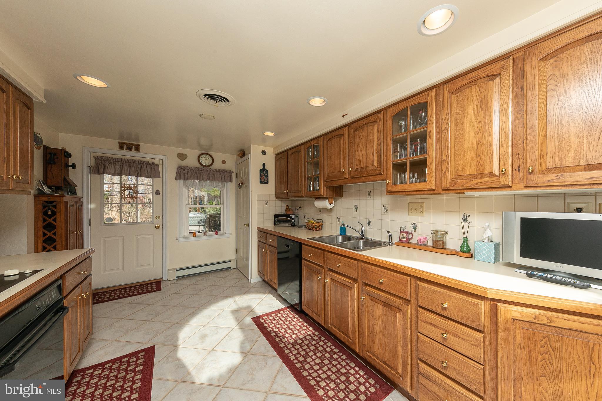 605 Raikes Road Huntingdon Valley, PA 19006 - Photo 6 of 37 Eat in Kitchen