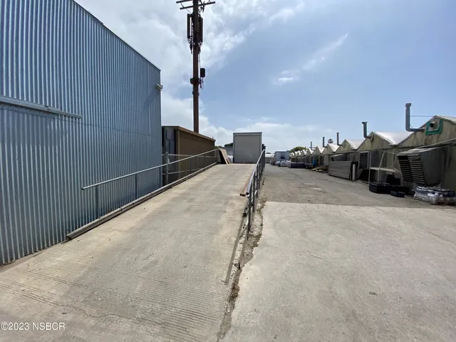 a very nice looking room with some trees