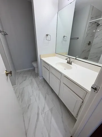 $2,000 | 806 West 24th Street, Unit 318, Austin, TX 78705