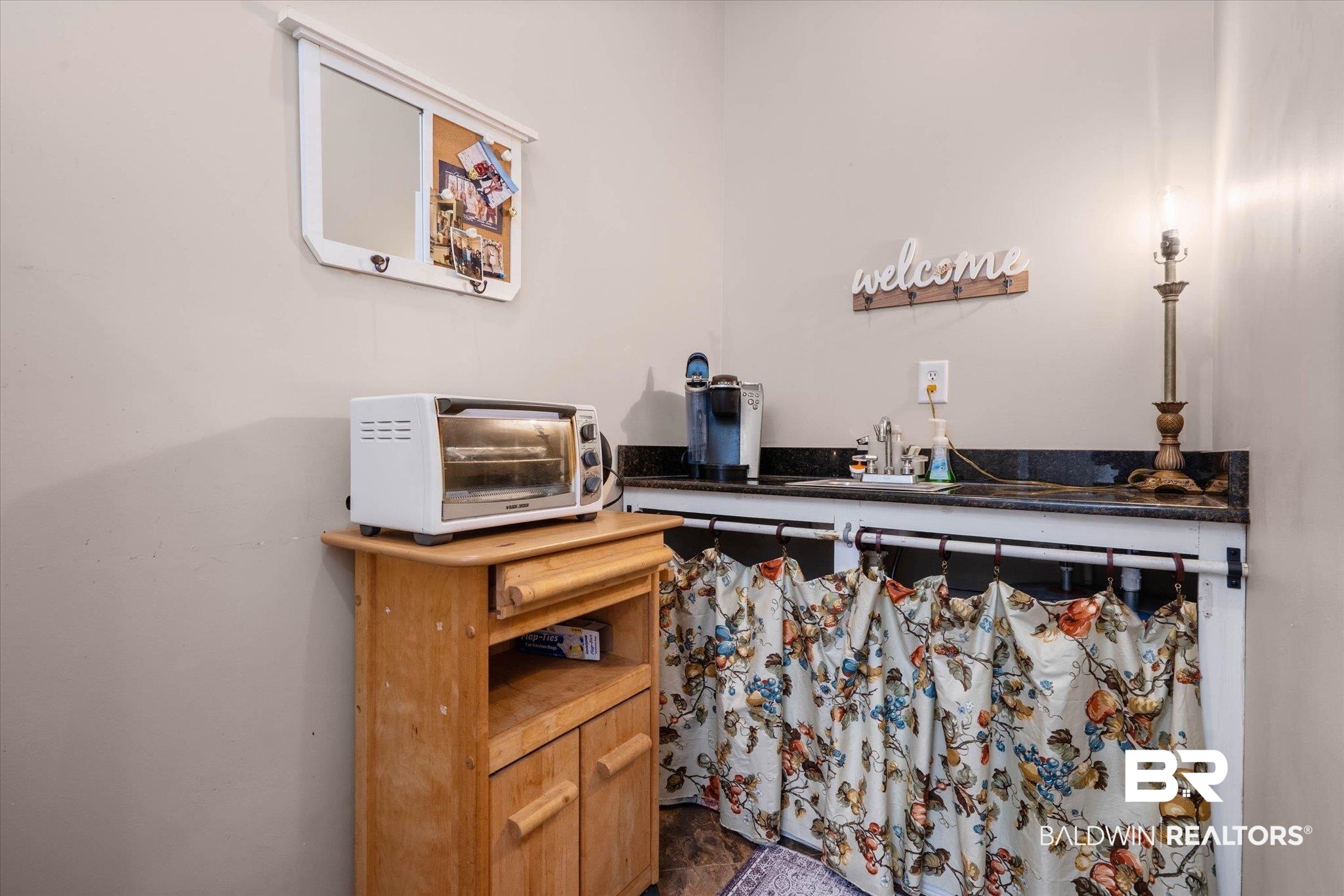 559 East Cumberland Road Mobile, AL 36608 - Photo 39 of 48 View of indoor wet bar