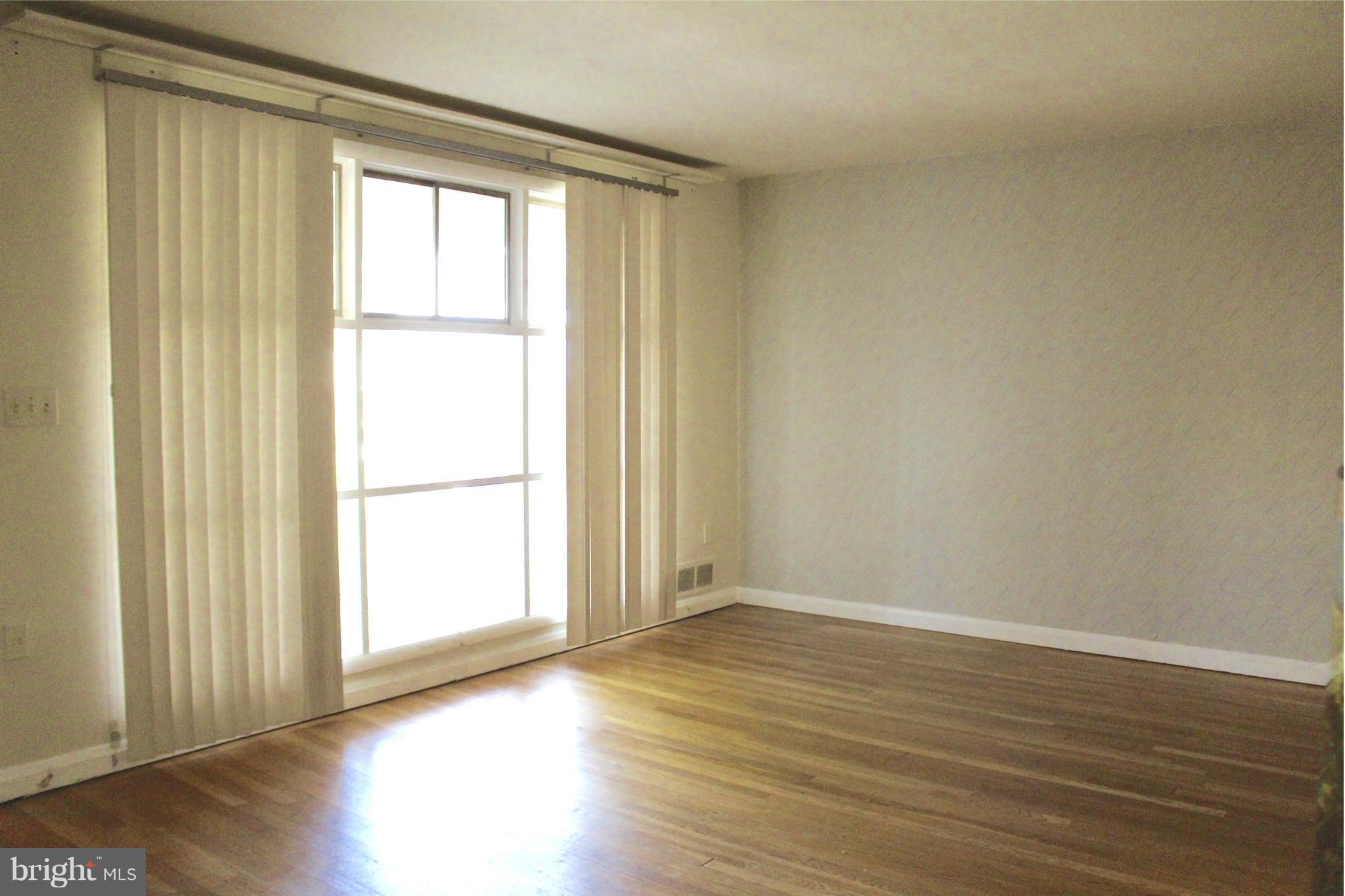 6126 Dunroming Road Baltimore, MD 21239 - Photo 3 of 25 Living Room