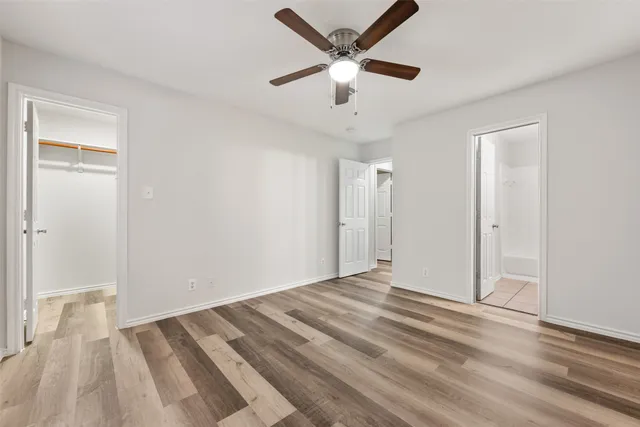a view of a livingroom with a ceiling fan