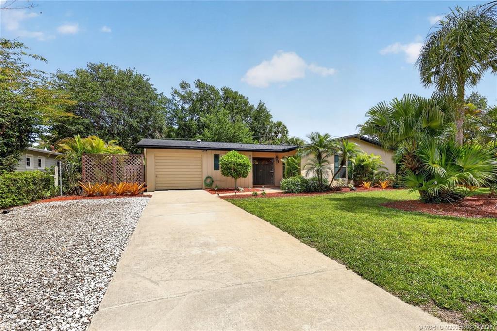 330 Southwest Winnachee Drive Stuart, FL 34994 - Photo 6 of 49 Extensive exterior parking, one car gagare.