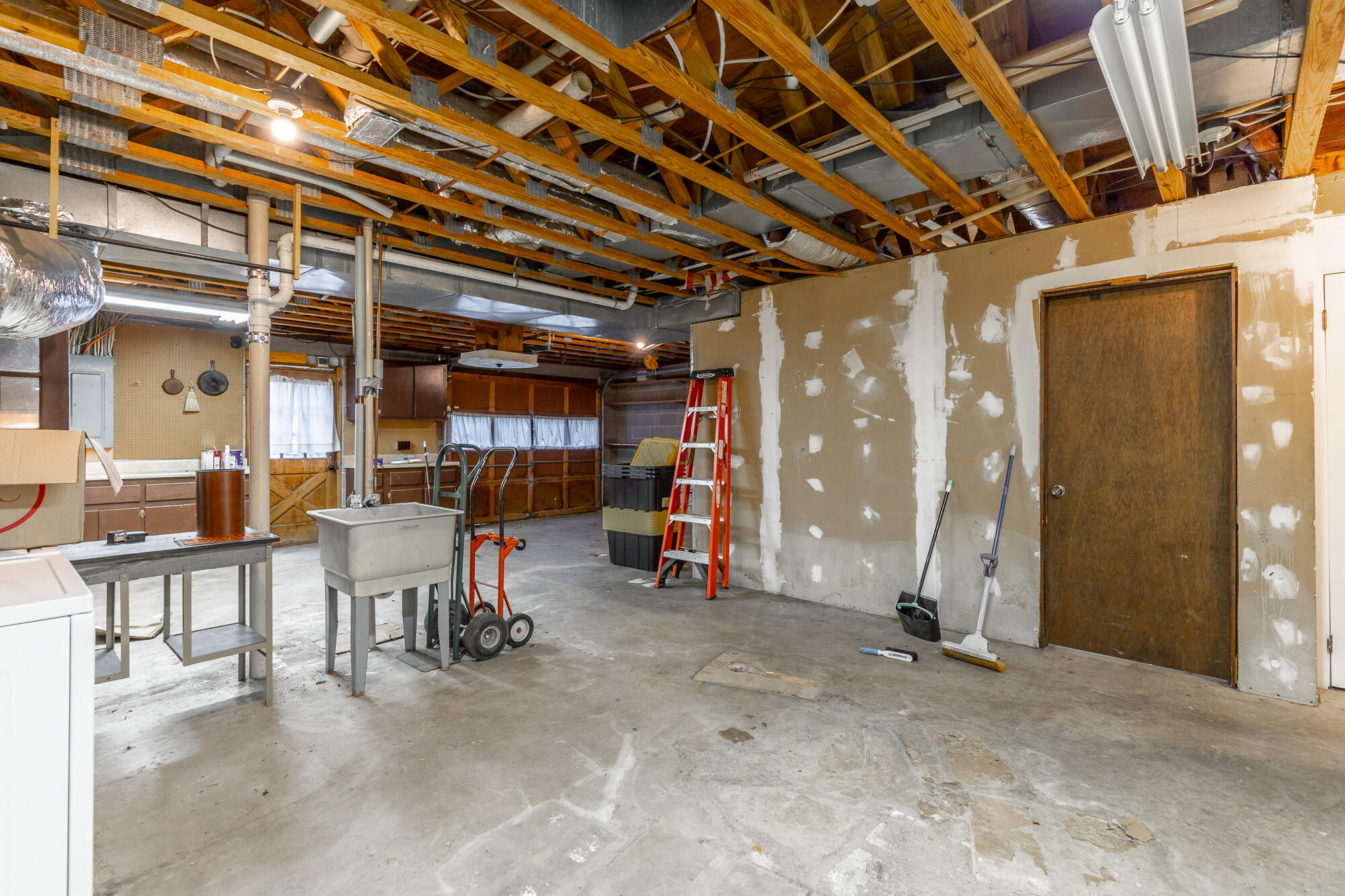 8983 Hale Road Hixson, TN 37343 - Photo 34 of 50 Workshop/Garage Space Downstairs