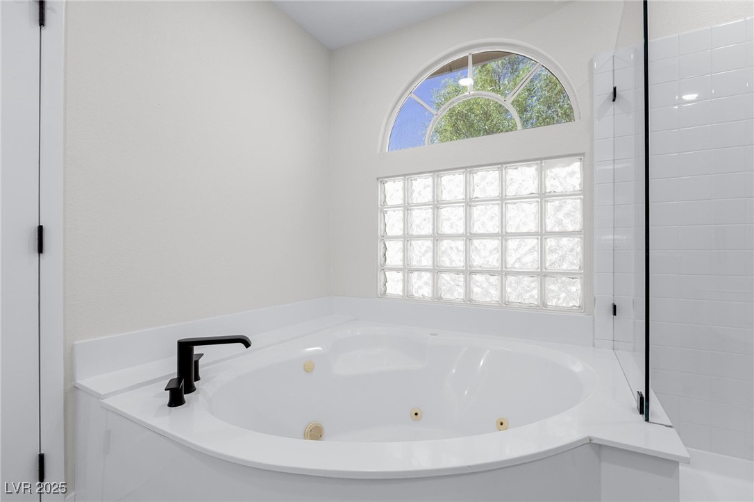 9591 Antelope Bend Court Las Vegas, NV 89148 - Photo 34 of 56 Full bath featuring a jetted tub