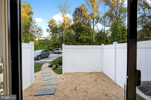 a view of a backyard