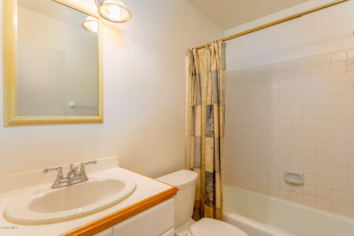 717 Arneill Road Camarillo, CA 93010 - Photo 14 of 20 717 Arneill Rd Camarillo CA-015-11-Arnei