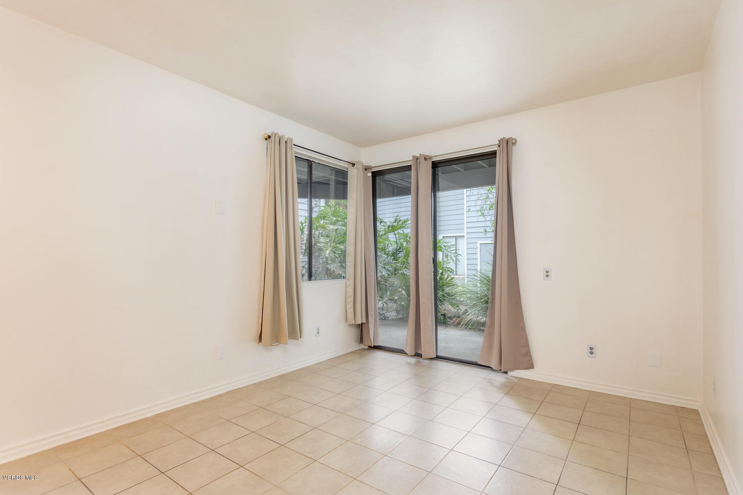 717 Arneill Road Camarillo, CA 93010 - Photo 8 of 20 717 Arneill Rd Camarillo CA-009-12-Arnei