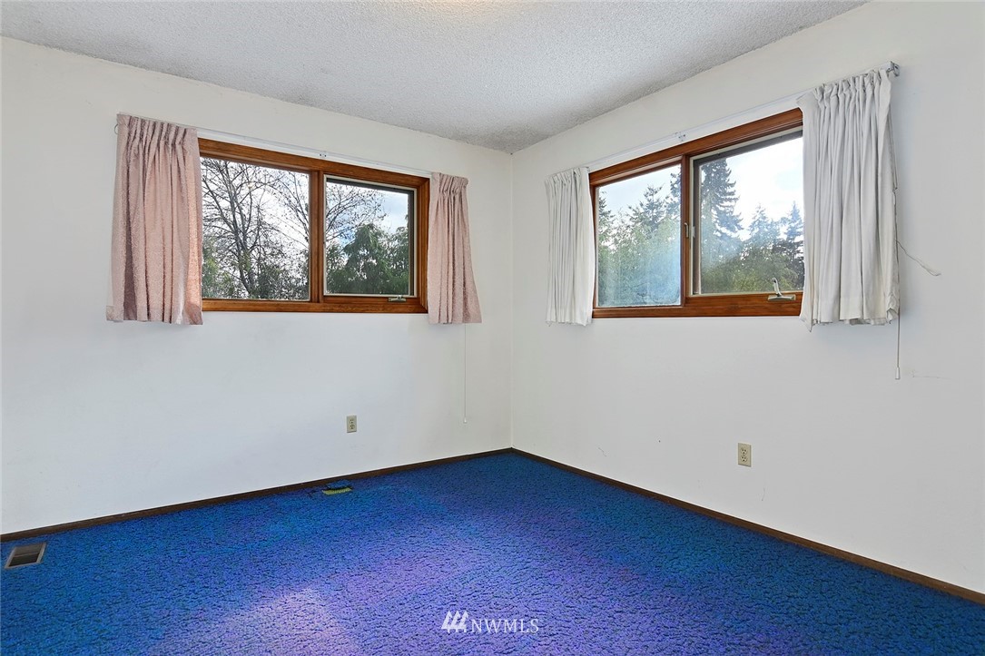1000 Duchess Road Bothell, WA 98012 - Photo 30 of 35 an empty room with a window