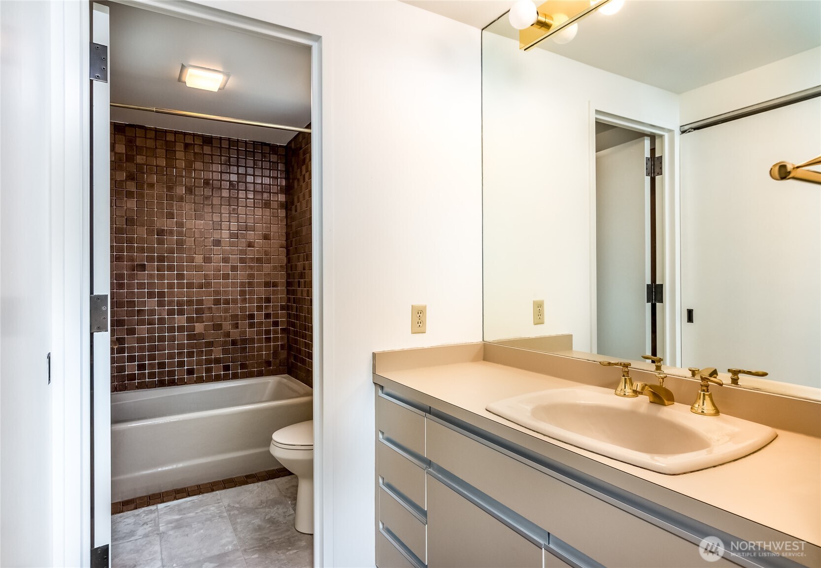 1301 Spring Street, Unit 8C Seattle, WA 98104 - Photo 23 of 31