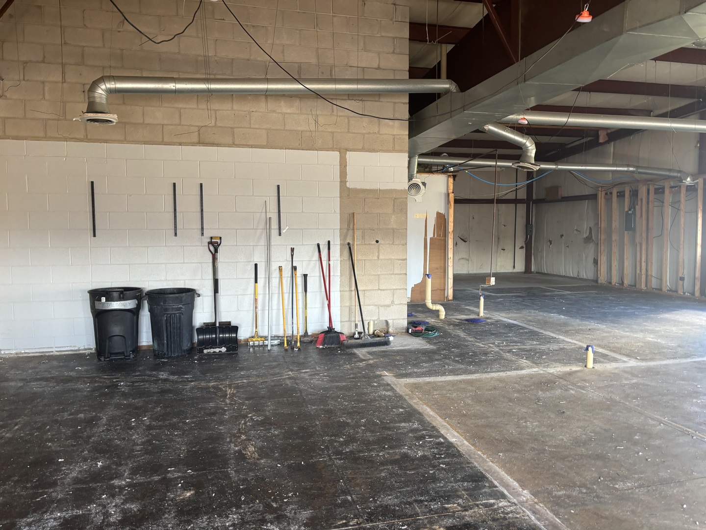 354 Civic Road LaSalle, IL 61301 - Photo 12 of 19 a view of a garage