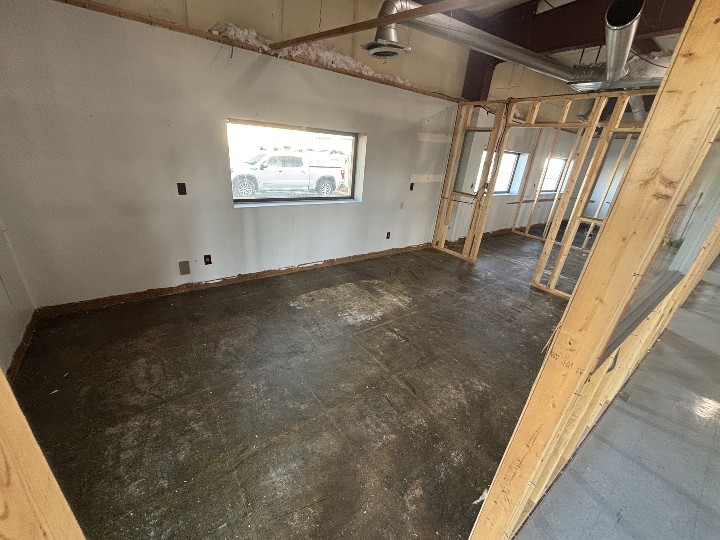 354 Civic Road LaSalle, IL 61301 - Photo 9 of 19 en empty room with windows