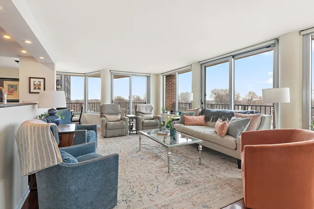 $575,000 | 4170 North Marine Drive, Unit 6B, Chicago, IL 60613