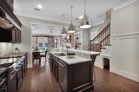 $1,070,000 | 537 West 22nd Street, Houston, TX 77008