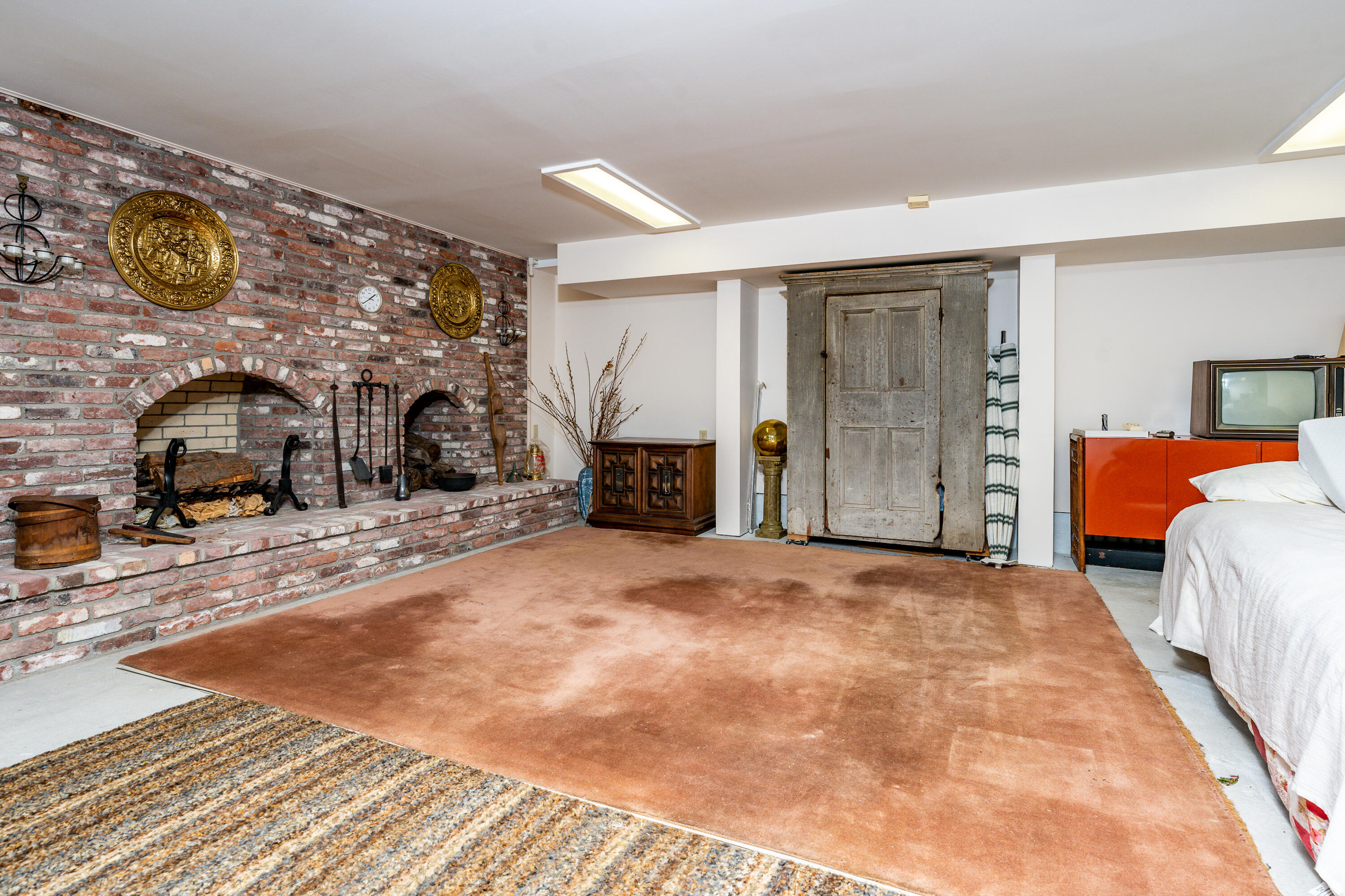 108 Waterside Drive Centerville, MA 02632 - Photo 47 of 64 a spacious bedroom with a bed and a table in it