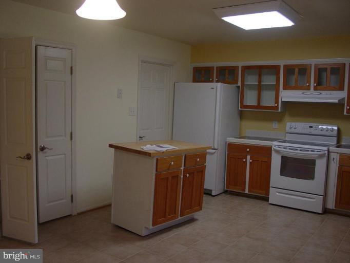 8126 Counselor Road Manassas, VA 20112 - Photo 3 of 9 Kitchen