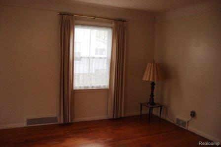 2045 Columbia Road Berkley, MI 48072 - Photo 9 of 20 Living Room