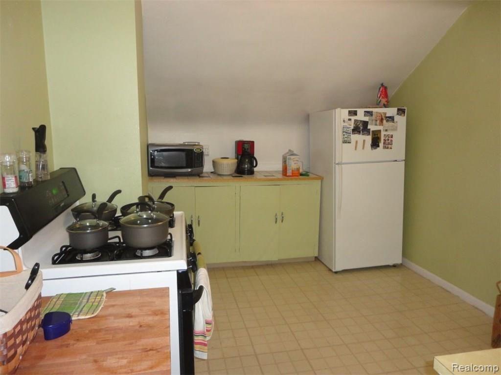 326 Stratford Road Ferndale, MI 48220 - Photo 12 of 24 Upper Unit Kitchen