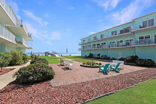 $665,000 | 940 Sound Harbor Circle, Unit 9, Gulf Breeze, FL 32563
