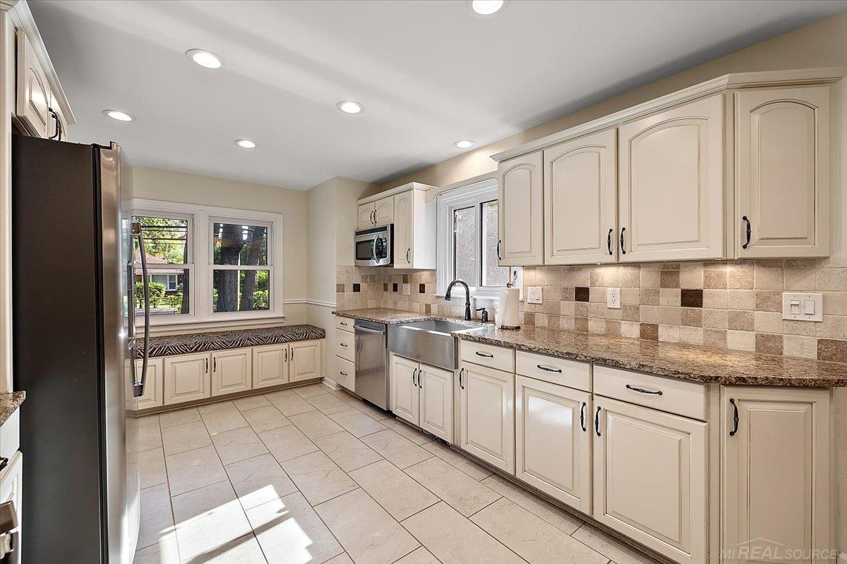 1600 Oxford Road Grosse Pointe, MI 48236 - Photo 13 of 50 50184772-63713575-94bd-4d3d-9240-ef2d5e3457f5.JPG