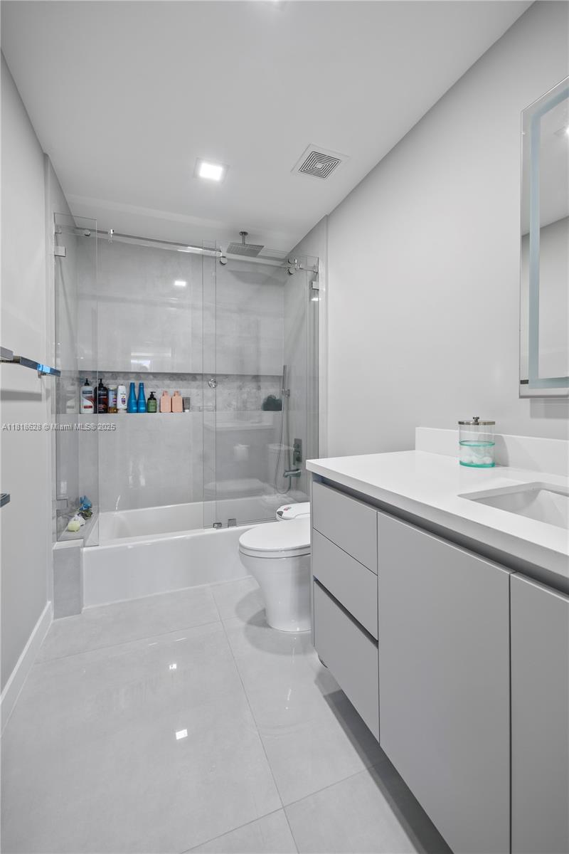 801 Brickell Key Boulevard, Unit 2203 Miami, FL 33131 - Photo 26 of 32