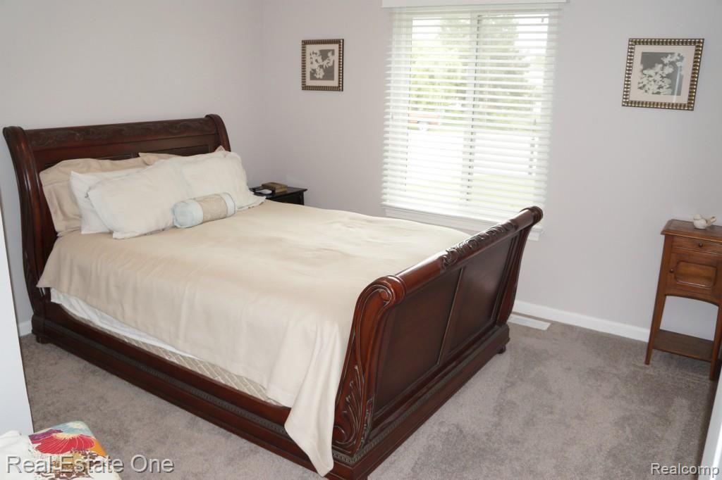696 Baker Street Rochester, MI 48307 - Photo 12 of 22 DSC01283.jpg
