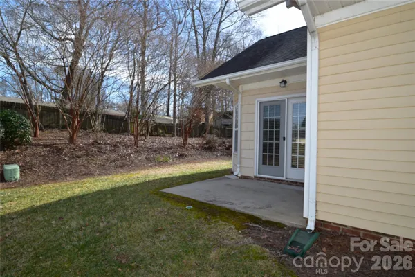 a view of backyard of the house