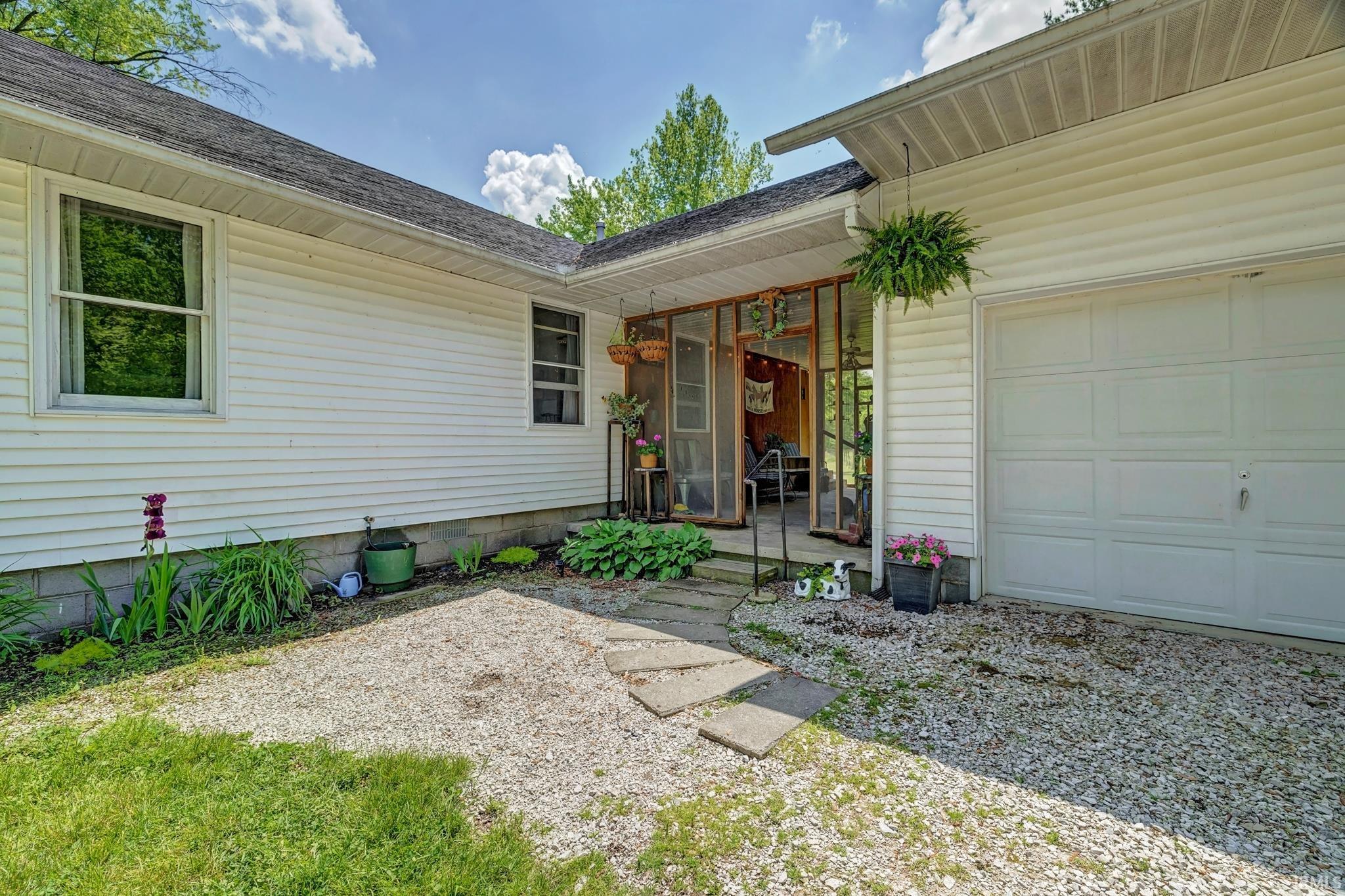 628 Sand Hollar Road Bloomfield, IN 47424 - Photo 4 of 36
