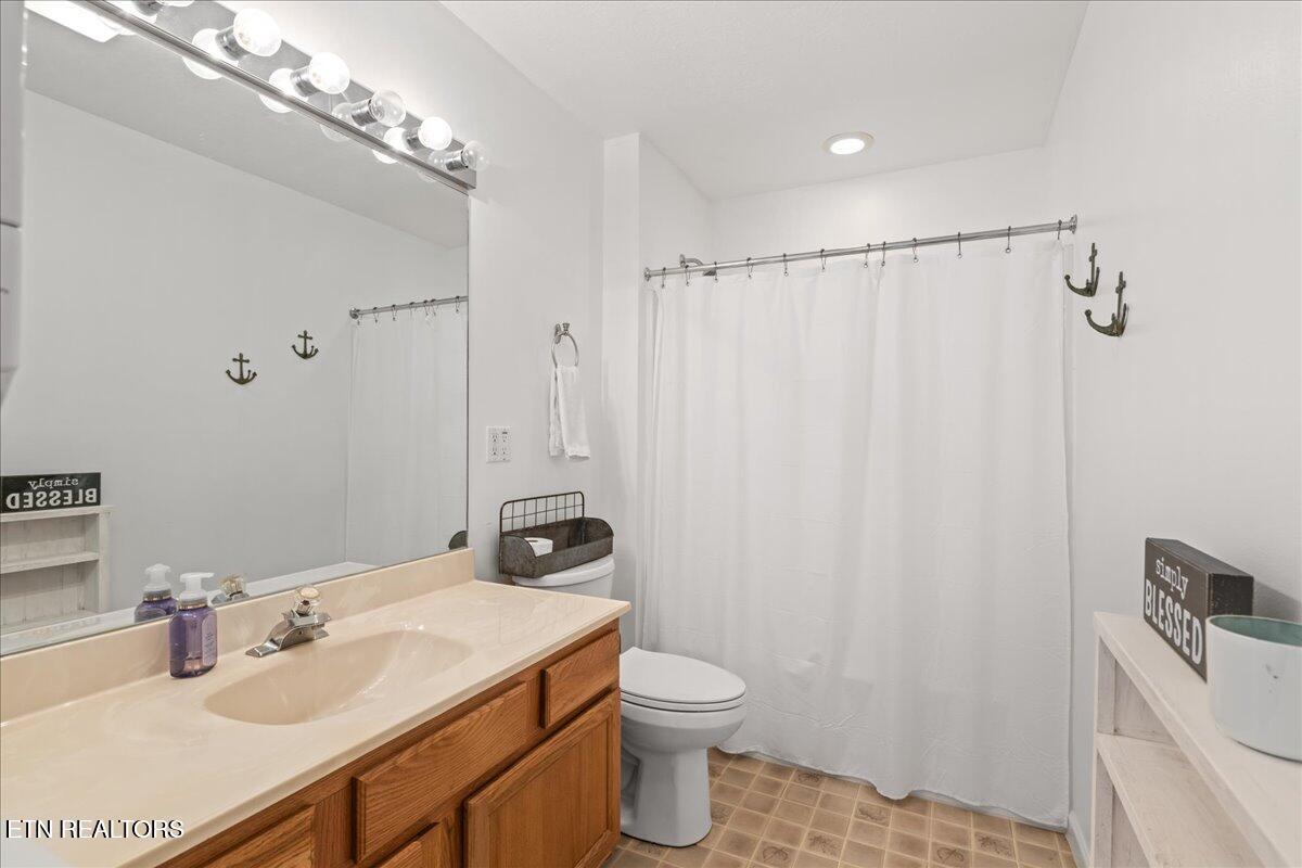 804 Pine Hollow Road Jacksboro, TN 37757 - Photo 30 of 43 Main level full bath