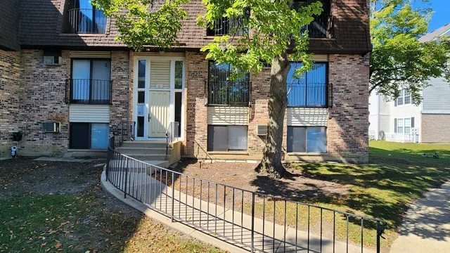 $220,000 | 161 North Waters Edge Drive, Unit 202, Glendale Heights, IL 60139