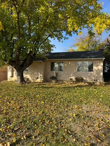 a view of a backyard