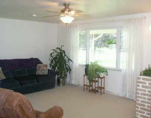 242 Hannahstown Road Cabot, PA 16023 - Photo 5 of 8 Living Room.