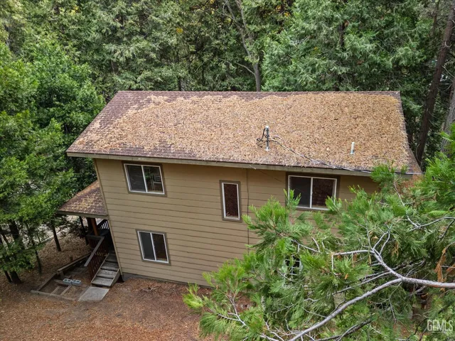 a view of a house with backyard