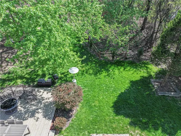 a view of yard with green space