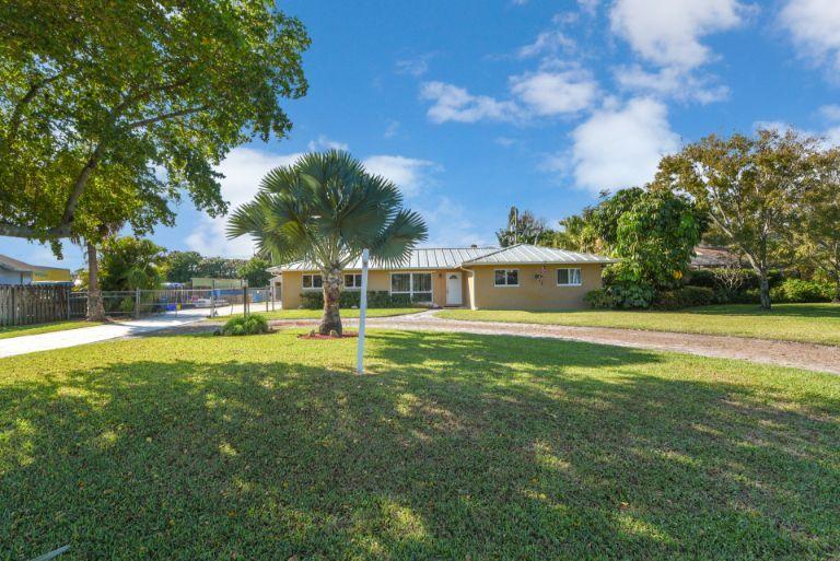 314 Akron Road Lake Worth, FL 33467 - Photo 2 of 28 Front 02