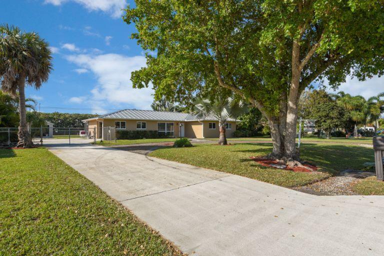 314 Akron Road Lake Worth, FL 33467 - Photo 3 of 28 Front 03