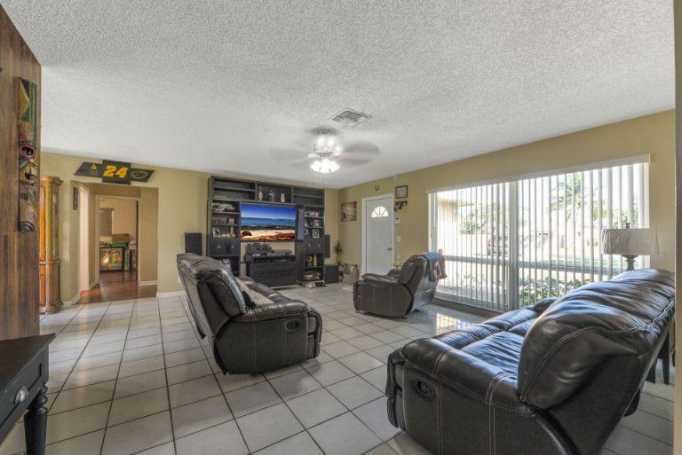 314 Akron Road Lake Worth, FL 33467 - Photo 6 of 28 Living 03