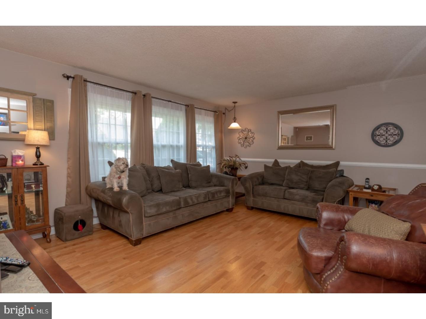 29 Calicobush Road Levittown, PA 19057 - Photo 2 of 25 Living Room