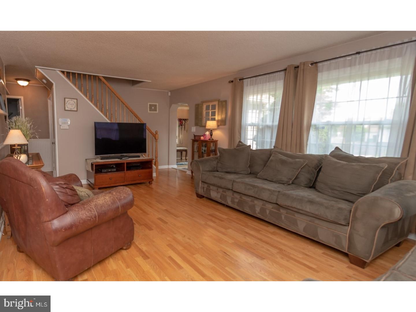 29 Calicobush Road Levittown, PA 19057 - Photo 4 of 25 Living Room
