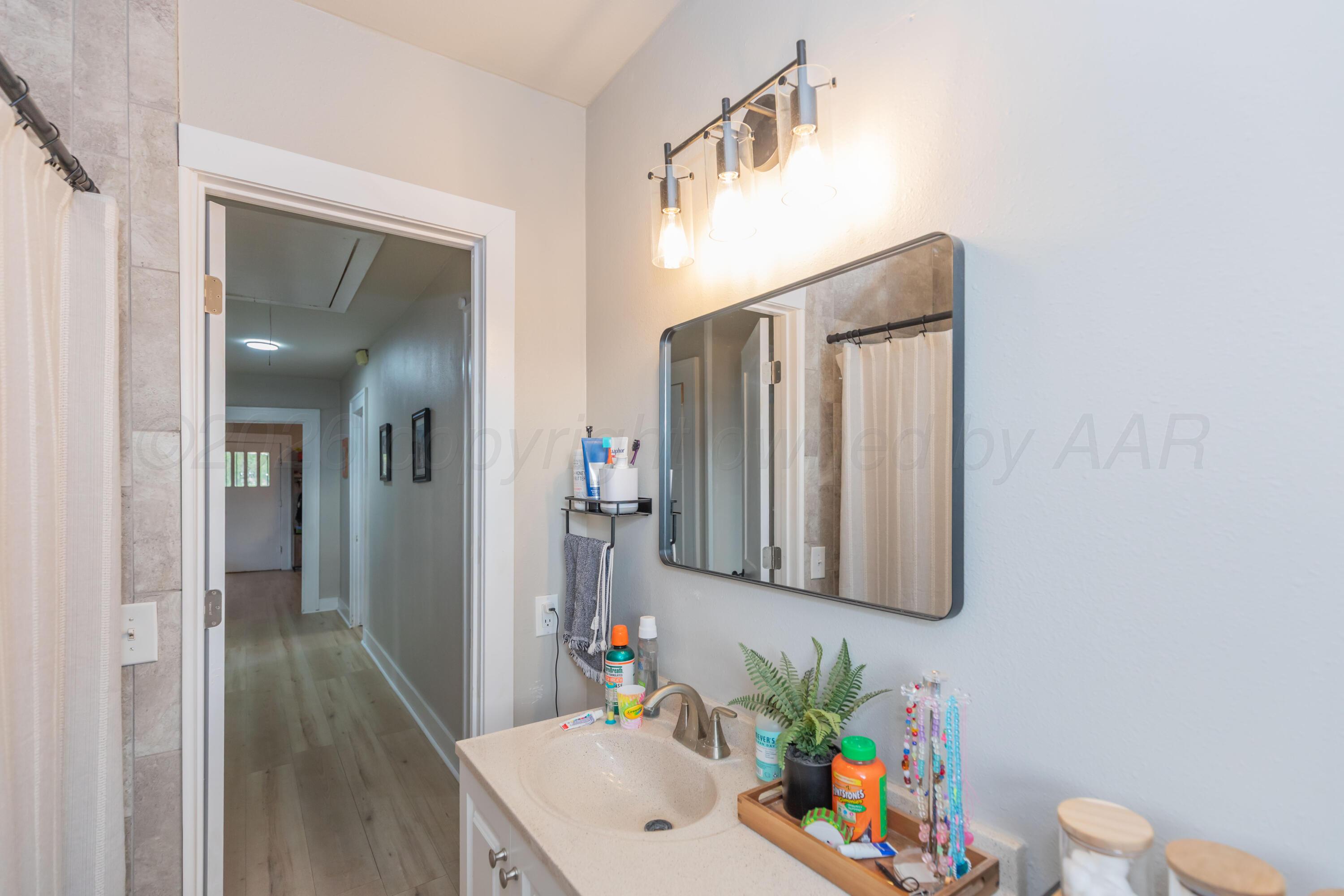 313 High Street Claude, TX 79019 - Photo 25 of 36 BATHROOM 1 VIEW 2