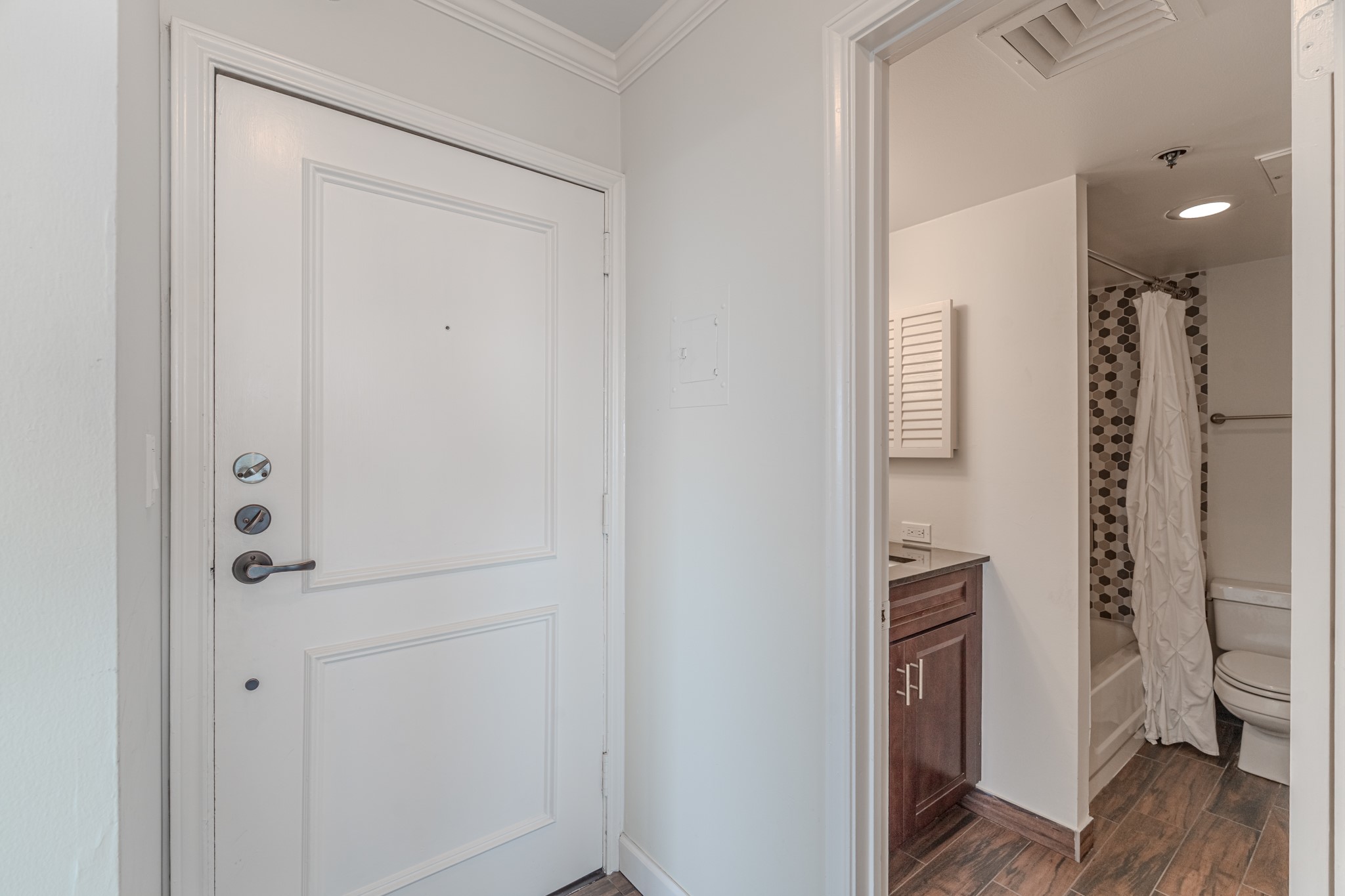 3525 Sage Road, Unit 1016 Houston, TX 77056 - Photo 40 of 42 a bathroom with a shower