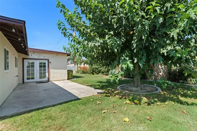 a view of a yard in front of house