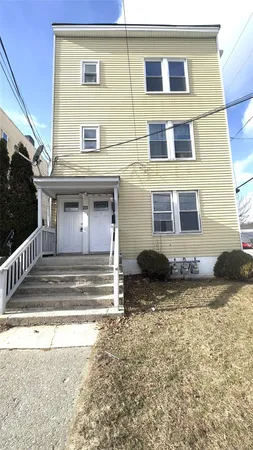 $1,900 | 211 Winnikee Avenue, Unit 2, Poughkeepsie, NY 12601
