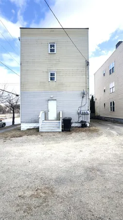 $1,900 | 211 Winnikee Avenue, Unit 2, Poughkeepsie, NY 12601
