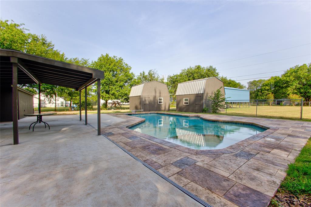 206 Americana Road Palmer, TX 75152 - Photo 30 of 40 Spacious Outdoor Entertaining Covered Patio, 9' Diving Pool wSpa & Stamped Concrete Surround Pool Apron