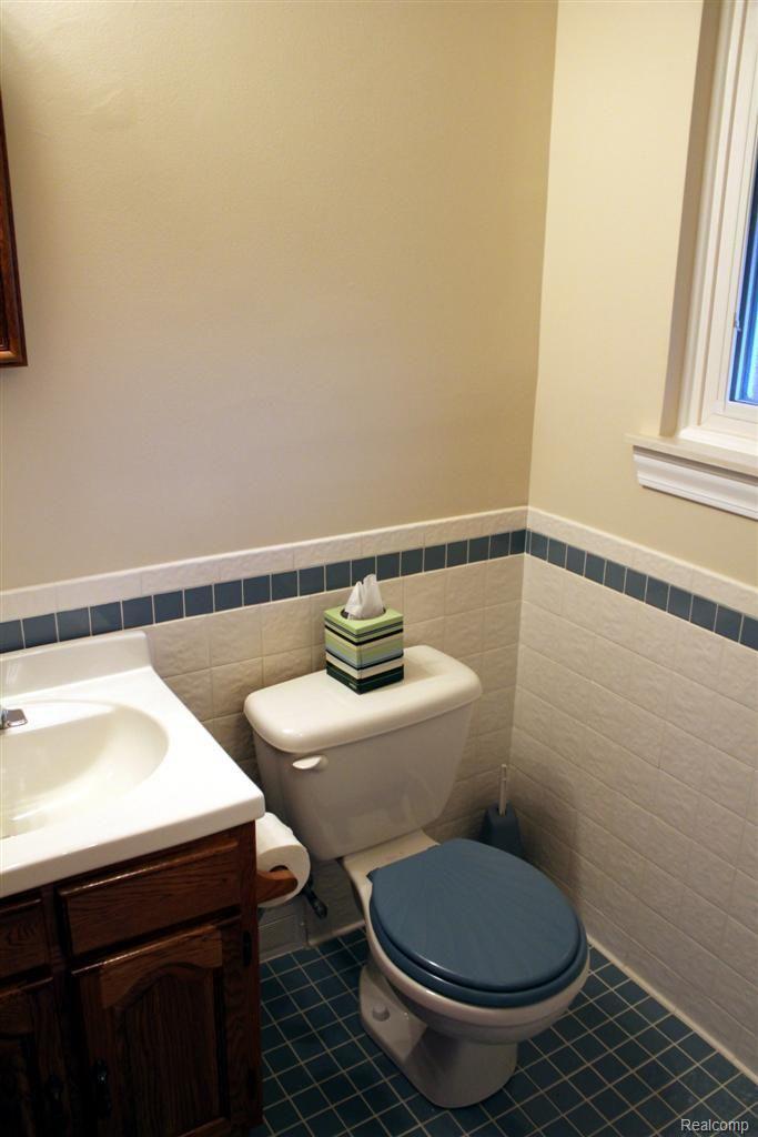 4809 Shell Court Warren, MI 48091 - Photo 10 of 17 BathroomVERT